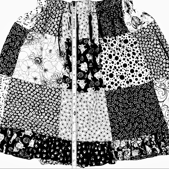 Black & white patchwork skirt, waist-20, elastic waist, ruffles on bottom EUC - Picture 10 of 10